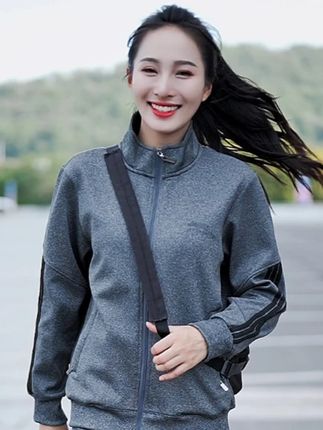 宽松的外形,搭配落肩设计,让您在运动时更加自由。#中老年穿搭 #套装两件套 #套装男 #中老年套装 #运动套装