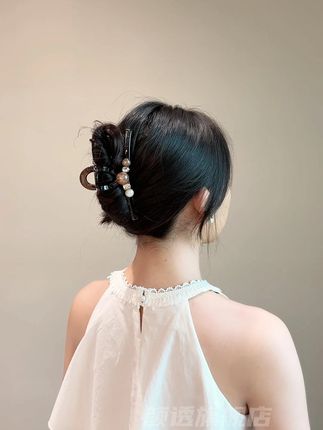 发量多女生的盘发救星,随手一夹尽显女神气质 #发饰头饰 #抓夹 #抓夹用法 #后脑勺碎发发夹推荐 #鲨鱼夹