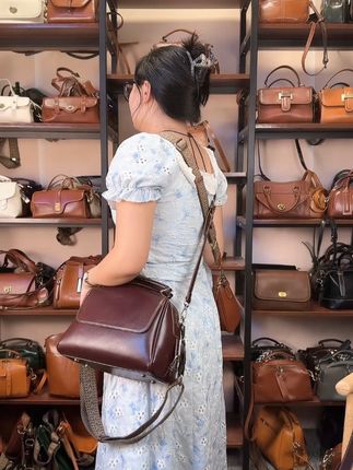 园艺爱好者必备!这只耐磨牛皮包装下花草心事🌱 爱种花的姐妹别错过这只包!厚实的牛皮经得起泥土蹭擦,防水涂层不怕浇水时溅到水,拎着它去花园打理花草,像个优雅的花匠~ 容量能装下小铲子、修枝剪和园艺手套,内侧口袋放花种超合适。军绿色和自然环境完美融合,收工后擦干净背出门也不违和。现在它是我和花草之间的 “秘密信使”,装着我的园艺小工具,也装着对生活的热爱~ #包包推荐 #包治百病 #头层牛皮 #美出高级感 #斜挎包