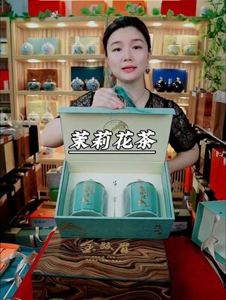 一口冰糖甜,满杯茉莉香 这罐茉莉花茶,历经多次窨制,方得花香入骨。冲泡开来,仿佛身边开了一簇新鲜的茉莉花,香气鲜灵持久。滋味是经典的“冰糖甜”,不苦不涩,温润适口。#茉莉莫离 #香片 #花茶