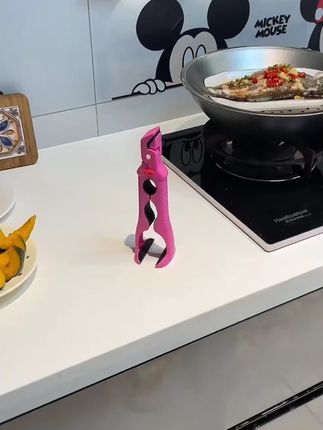 这个取碗夹真的太实用了,三合一的设计,以后端热菜热饭再也不怕烫手,而且它还是个开瓶夹 #厨房好物 #防烫夹