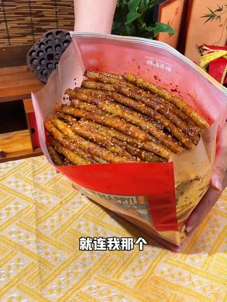 就连我那个不爱吃香菜的好闺蜜都爱上了这个湖南的香菜辣条#零食推荐 #追剧小零食 #辣条 #忘不了的童年味道 #零食