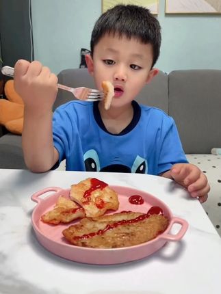 小黄象无抗鸡排的鸡肉很安全,谷物喂养不催熟,没有激素、抗生素,给孩子吃妈妈安心,做法简单,解冻后煎熟,还有原味和奥尔良口味可以选。#小黄象 #小黄象鸡排 #儿童早餐 #高能感早餐 #高能感美食