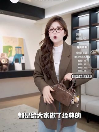 【裂渡微胖大码女装】邂逅秋日秋西装 基础百搭显时尚🔥 裂渡宣宣【邂逅秋日】微胖大码女秋时尚显瘦基础百搭西装,选用 65% 聚酯纤维 + 35% 粘纤的混纺面料,触感挺括细腻,不易起皱变形,日常穿着无需频繁熨烫,打理便捷。面料兼具适度垂坠感与透气性,秋日穿着既不会因厚重显臃肿,又能抵御早晚微凉,适配多温度场景。 #大码女装 #裂渡微胖大码女装 #微胖的宣宣 #平价女装