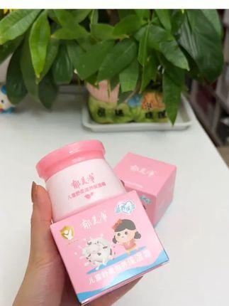 换季了,孩子的皮肤很容易变成换季脸,干燥起皮。我给孩子用的是郁美净舒柔保湿霜,质地像冰淇淋一样,丝滑滋润又清爽,涂完小脸润润的还不油腻。它是专门为三岁以上孩子研发的,而且国货老品牌用着放心,现在价格很合适,赶紧给孩子安排上吧!#面霜 #面霜推荐 #儿童面霜 #宝宝面霜 #宝宝面霜推荐