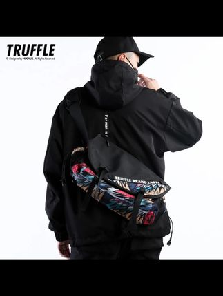 TRUFFLE涂鸦单肩斜挎包男潮牌挎包女街头潮流学生通勤包包邮差包#潮牌包包 #单肩斜挎包 #包包  #学生通勤包 #通勤包