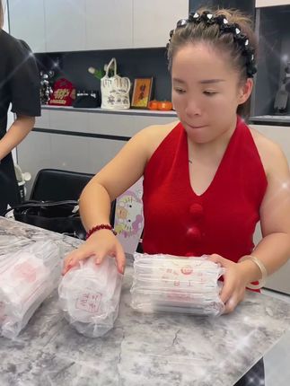 这个火遍全网的黄庄月饼你们都吃过吗?多种口味可选真的酥的掉渣好吃的很啊。#黄庄月饼 #妈呀太香了 #月饼推荐 #好吃到停不下来