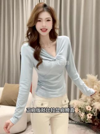 入秋怎么穿!!!早秋松弛慵懒感穿搭拿捏👌🏻! v领纽结好有设计感,减龄还显锁骨~ 面料软软糯糯好舒服!! #显瘦穿搭 #ootd穿搭 #琥珀流光 #用琥珀流光风打开秋天 #韩系穿搭