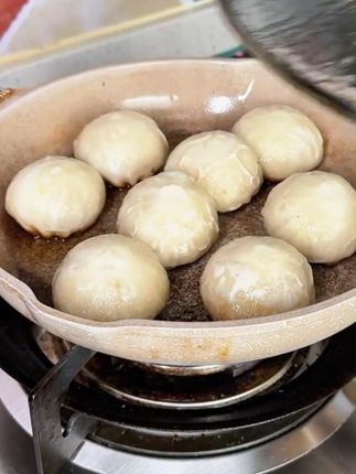 九生堂鲜肉爆汁生煎组合上海风味秘制骨汤水煎包速冻速食早点早餐 从小吃到大的生煎 皮薄汤多大块的肉 一口爆汁 滋滋冒油 简单又方便#妈呀太香了 #生煎包 #美食分享 #必吃榜 #早餐吃什么 #美食推荐