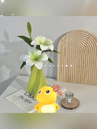 保湿手感百合花仿真花带陶瓷花瓶餐桌高档次桌面房间装饰摆件#摆件 #保湿手感仿真花 #仿真花 #百合花仿真花 #仿真花摆件