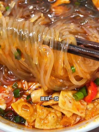 宵夜不想等外卖,不想下馆子那就来上一碗这个好吃还方便的酸辣粉吧#酸辣粉嘎嘎好吃#嗦粉的快乐#灵魂夜宵#速食美食