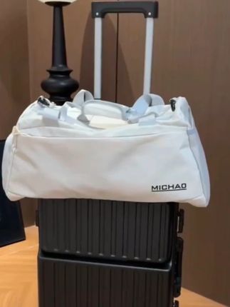 出去旅行三四天带这个小包足够了。时间再长带个箱子,解放双手去玩手机啦#包包推荐 #种草 #旅行包 #平价包包