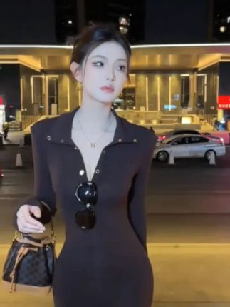 Crainfull【塞纳河畔】法式高领连衣裙纽扣装饰复古A摆 法式高领连衣裙纽扣装饰复古A摆长裙带垫肩#御姐 #显瘦穿搭 #完美身材 #穿出高级感 #大长腿