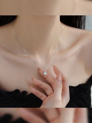 坠链 方糖项链轻奢气质精致锁骨链女小众设计感 我也不想夸啊!但是它真的好闪好好看~可以搭配所有衣服的项链!#亮闪闪项链女款 #高档首饰项链 #高端首饰 #夏天必备 #女人喜欢的饰品首饰分享