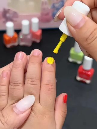 谁家小公主不爱美?女儿心心念念的儿童指甲油安排上了,不喜欢还可以撕掉,植物成分安全不伤指甲,孩子很喜欢#儿童指甲油 #儿童礼物