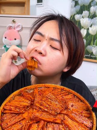 这个豆皮不仅辣,而且豆香味特别浓郁#辣条 #追剧小零食 #零食推荐 #超过瘾 #解馋