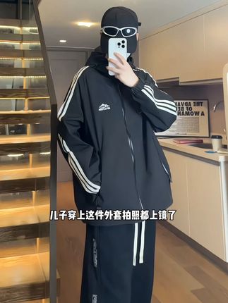 儿子穿上这件夹克外套,瞬间变身阳光少年!帅气又实用,性价比贼高,宝妈们快入手,让儿子帅气一整季!#青少年外套#夹克外套#秋季外套男