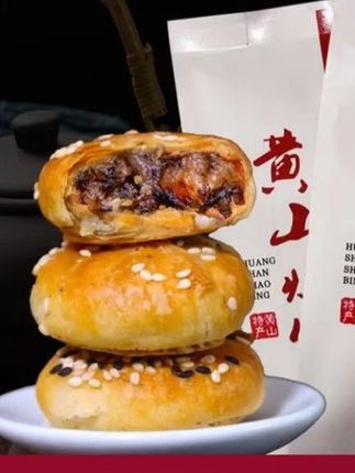 #黄山烧饼  外皮焦黄,香香酥脆,内陷饱满,太惊艳了啊,咸香美味啊!#安徽特产  #美食推荐  #好吃推荐  #零食推荐