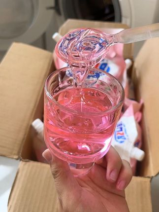 闺蜜种草的活力28洗衣液,真的巨巨巨好用!洗的干净就算了,去渍去味还留香持久,真的会无限回购!姐妹们放心冲!#留香洗衣液 #污渍轻松去除 #种草 #无限回购的宝藏单品