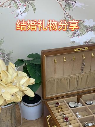 婚礼必备!木质首饰盒超绝 宝子们,还在为结婚礼物发愁?这款木质首饰盒闭眼入!温润的木质纹理,搭配精致的五金配件,满满高级感。多层收纳空间,能妥帖安置新人的婚戒、项链 ,实用又有纪念意义,让爱意随首饰长久珍藏~#实木 #简约大气 #结婚礼物 #结婚礼物送闺蜜推荐 #礼物 @DOU+小助手 @抖音小助手