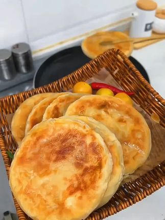 天海藏的酥皮牛肉馅饼不仅便宜,皮薄馅还多,特别爱吃!#牛肉馅饼 #早餐吃什么 #天海藏 #妈呀太香了