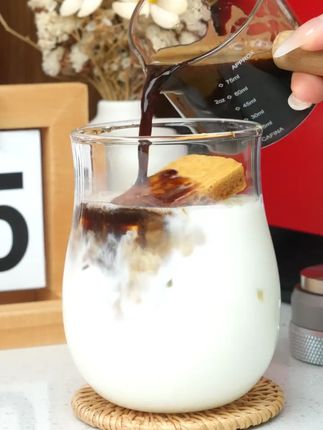 卡美罗焦糖拿铁,丝滑的拿铁中夹杂着焦糖的酥脆,多重口感的香浓你不试一试?