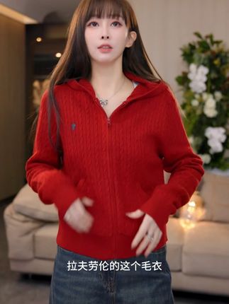 经典版型+亮眼红色,链设计自在又时髦,凭一抹红与精致质感,穿上它,你就是街头与质感并存的吸睛焦点#穿出高级感 #穿搭 #女装