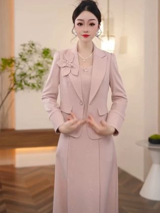 被问爆的粉调套装裙!一套解决“轻熟女穿搭焦虑”! 被问爆的粉调套装!西装外套+大花设计,走路带风还藏肉;内搭亮片小衫,约会时灯光一打blingbling,氛围感直接拉满~一套解决“轻熟女穿搭焦虑”!#穿出高级感 #连衣裙 #精致优雅 #高级穿搭