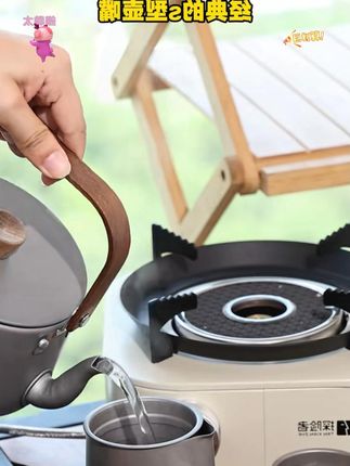 露营野炊用的烧水壶,实木材质的把手,金属拉丝工艺,颜值好看还实用! #户外露营  #户外野炊  #野炊  #便携烧水壶  #露营烧水壶