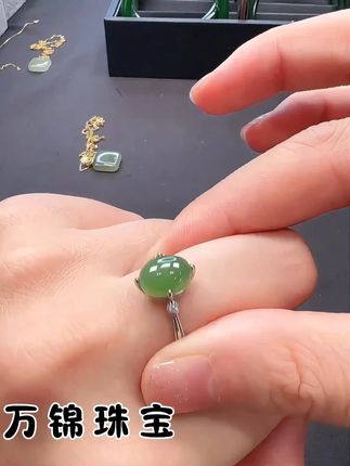 ✨还有一个小的苹果绿的戒指料子特别的牛,特别的好,蛋面超级冰润,戒托是925银的,特别的扎实#万锦珠宝 #和田玉 #戒指 #苹果绿 #中秋国庆动起来