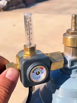 防摔二氧化碳表节能出气36v加热二保焊调节气压表#防摔二氧化碳表 #二氧化碳表 #气压表 #调节气压表 #气压表推荐