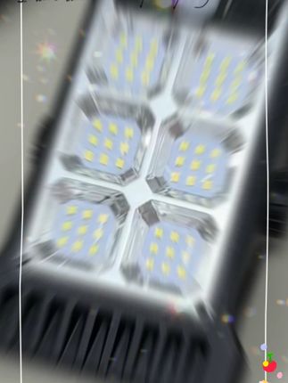 第一次见这种既不需要接线又能自动感应的#太阳能夹子灯 太实用了!再也不会晚上回来院子里黑漆麻糊的了,还能当个应急灯源#太阳能庭院灯 #生活小妙招 #户外灯