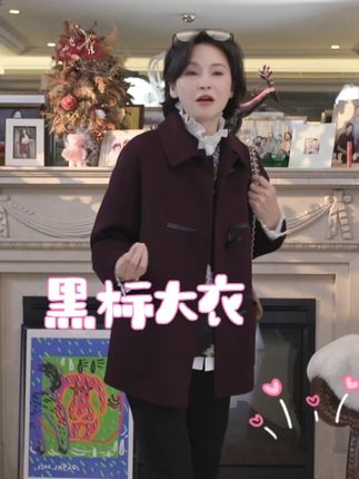 是不是和我一样,选秋冬大衣总怕踩雷?要么羊毛粗糙扎肤,要么版型显矮压个子,好不容易找到合身的,又怕穿几次就没型显旧。“黑标大衣” 就刚好解决这些顾虑,80 支高支美利奴绵羊毛贴身穿零扎肤感,比普通羊毛耐穿太多,洗几次都不会起球结块;双面呢面料厚实却不笨重,秋冬穿抗风又保暖,不用裹很多层;H 型版型对小个子超友好,显高还能修饰身材比例,不管是梨形还是苹果形身材都能穿。周末穿它配帆布鞋去公园拍照,大衣的垂坠感超上镜;去咖啡馆喝下午茶搭短靴,优雅中带点休闲,黄皮穿也显白,出门总被夸有品味!#品质女装 #气质穿搭 #高级感穿搭 #气质这一块拿捏死死的 #跟电子闺蜜晒红人秋日穿搭