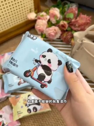 还是加大加厚的,不含荧光剂小宝宝也能放心用,这个大小的夏天出门携带也超方便,趁价格划算赶紧冲!#湿巾 #婴儿手口湿巾 #母婴好物 #超便宜超划算 #质量嘎嘎好