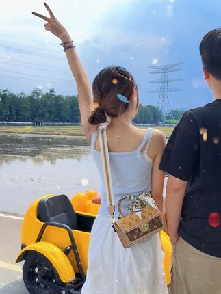 幸福的季节又来啦~收到了亲手给我做的包包!好喜欢#七夕礼物 #惊喜礼物仪式感 #情人节礼物 #情侣礼物送女朋友