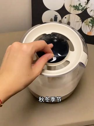 夏天开空调,放个这种可移动的加湿器可太方便了,喷雾细腻又不会打湿桌面,自带小夜灯,经常开空调的一定要备一个#好物种草  #加湿器  #母婴好物  #提升幸福感好物