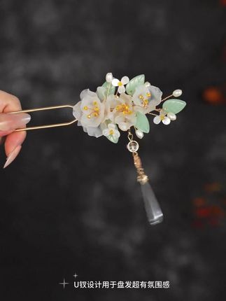✨ 一簪一风华,一步一婀娜 白玉生香,流苏摇曳,发间藏着千年诗~#汉服配饰 #手作饰品 #古风发饰 #原创手工