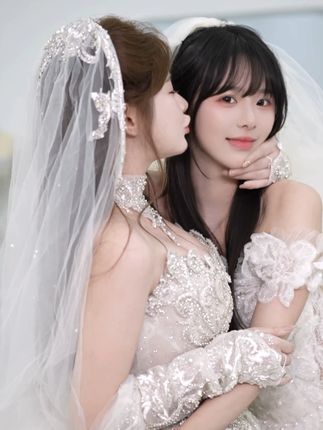 选哪个结婚 #我只拍你 #今天拍婚纱 #婚纱 #鱼鱼酒 #小上官