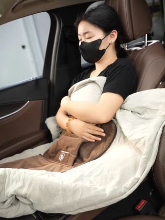 车载抱枕被两用四季汽车内用空调被,亲肤柔软舒适腰靠被 #汽车用品#抱枕#抱枕被子两用#抱枕被#车载抱枕被@抖音小助手