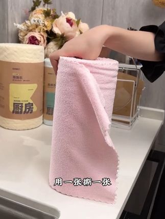 撕撕乐周抛抹布加大加厚强吸水不掉毛厨房专用洗碗巾洗碗抹布 撕撕乐抹布出新品, 大大卷了, 普通的加大的, 这么一大卷, 够用一整年了。 30*30的大尺寸, 结实又耐用, 用一张撕一张, 干净又卫生。 它是这种软乎乎的毛巾材质, 吸水性贼好, 脏了连洗洁精都不用, 热水一冲就干净了, 水后仍然柔韧不易破。 平时用它打扫厨房卫生, 一张就搞定, 不掉毛也不留水印, 用脏了就直接扔, 干净又卫生。 现在直播间新品有活动, 可以多囤两卷!#抹布 #厨房好物 #好物推荐