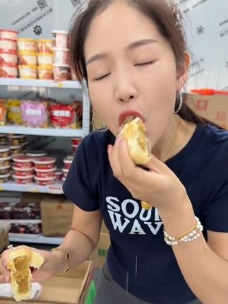今年最火的黄庄月饼,甜而不腻的口感,大人小孩都喜欢吃 #这也太好吃了 #黄庄月饼纯手工制作