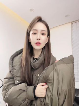 冬季新款牛角扣加厚连帽棉服女韩版宽松面包服长款棉衣外套#短款棉服时尚高级感 #今日搭配 #服装分享