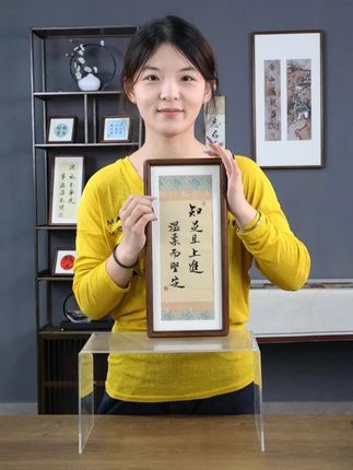 知足观心常得趣,进取向远自扬鞭,以温柔待世,以坚定立己。#文创 #书法 #书法摆台 #知足上进 #共鸣