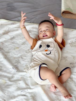 天气热了要经常给宝宝晾屁屁,防止宝宝红屁屁,可以给他用这种竹棉纱布的,这个面料就非常适合夏天用,吸湿排汗性特别的好#竹棉纱布 #隔尿垫 #纱布隔尿垫 #透气
