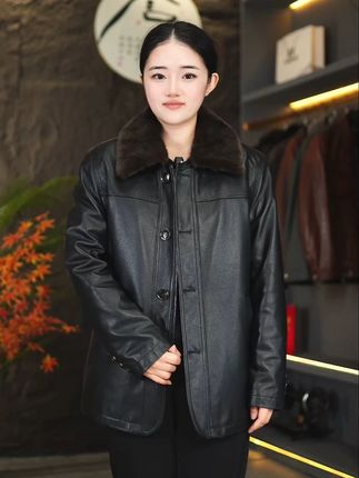 优雅与年龄无关,穿上舒适的衣服,邀上三两好友,一起走走,喝喝咖啡,品品好茶#品质男装 #穿搭 #真皮皮衣