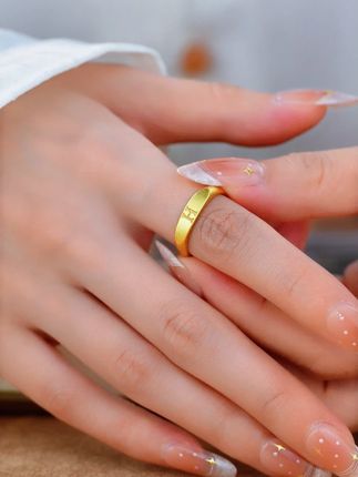 在ta的指间留下你的独家印记,指间的戒痕就是彼此相爱的证明#字母戒指 #戒指 #网红戒指 #好物推荐