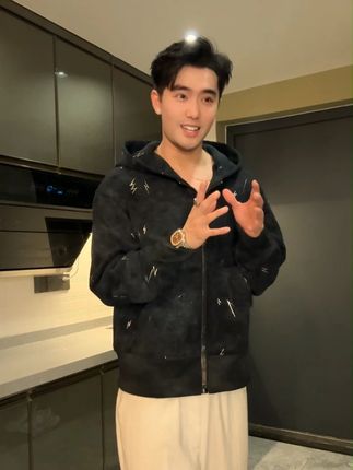 衣服到位 衣服只是点缀,气质到位,怎么穿都是顶配 #上衣分享 #穿出高级感 #百搭舒适 #设计款 #每日穿搭日记