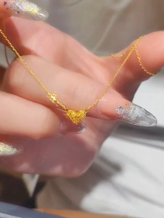 璀璨爱心项链,点亮你的优雅时刻。精致爱心吊坠闪耀动人光芒,简约设计,百搭时尚,见证每一刻心动。#项链 #简约大气 #锁骨链 #时尚饰品 #礼物推荐