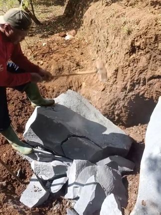 有人想把锤王凿开的石头拿回家去做磨刀石 #辛勤劳动者 #施工现场 #磨刀石 #石匠 #磨刀石支架