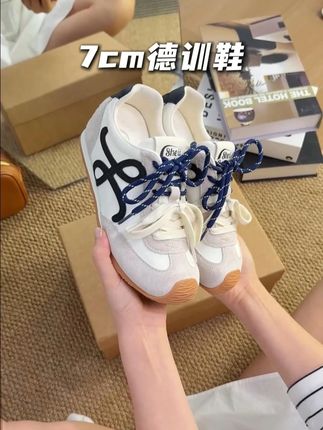 白月光配色的德训鞋!怎么可以这么好看呢!#德训鞋 #女鞋 #开箱视频 #增高鞋 #苏茵茵女鞋推荐